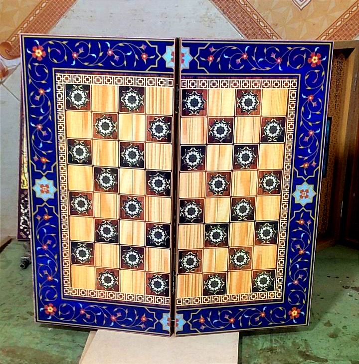 تحته نرد چوبی