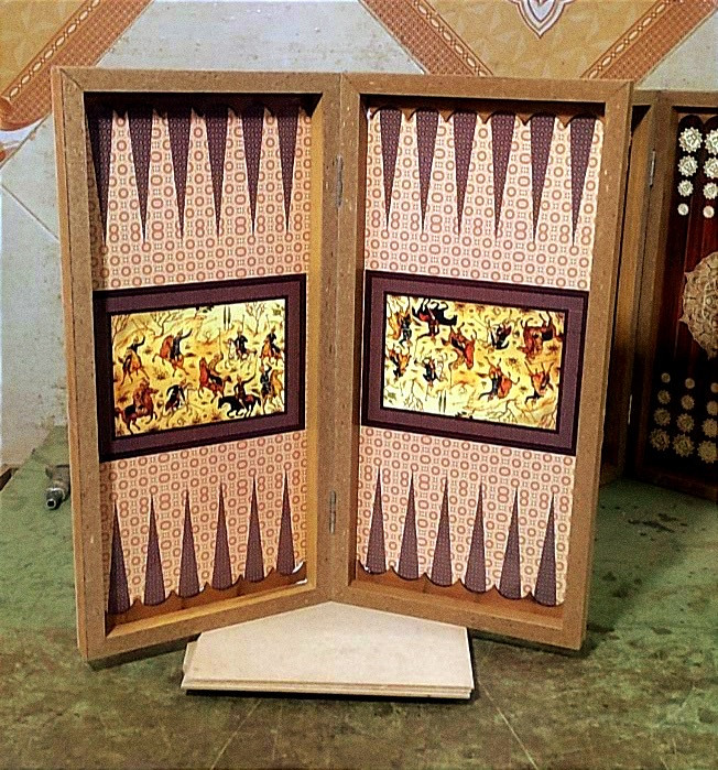 تحته نرد چوبی